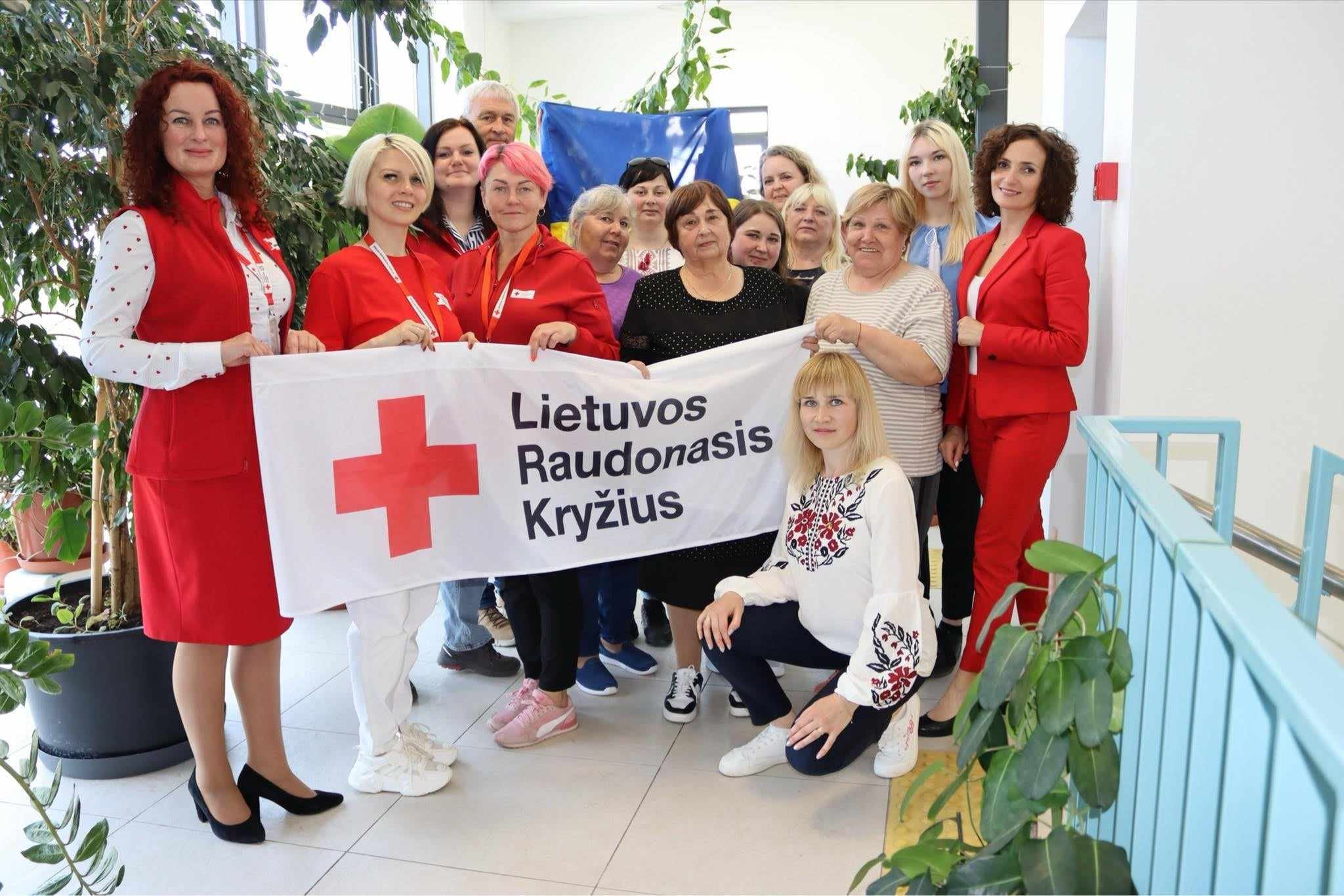 Lietuvos Raudonasis Kryžius 105 metų gimtadienio ir Tarptautinės Raudonojo Kryžiaus dienos proga atvyko į Kupiškio Ukrainos centrą