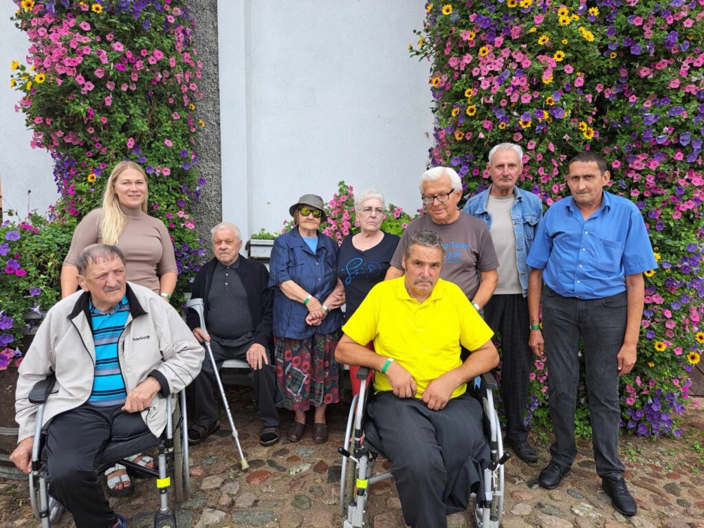 2024-08-22 Savarankiško gyvenimo namų ir Krizių centro gyventojai vyko į edukacinę molio gaminių glazuravimo programą